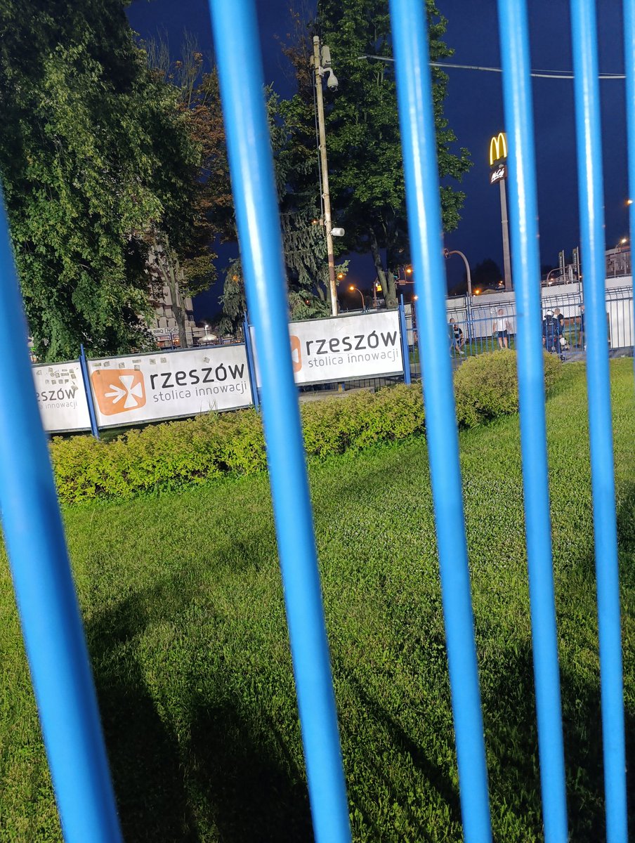 kubararytas's tweet image. No, np. mają innowacyjny system wpuszczania kibiców - taki, żeby po przejechaniu całej Polski przypadkiem ktoś meczu od 1. minuty nie obejrzał. Poza tym czuć było wschód Polski - do śpiewów o Donaldzie i uchodźcach przyłączali się losowi ludzie na ławkach, skwerach i balkonach 🥹