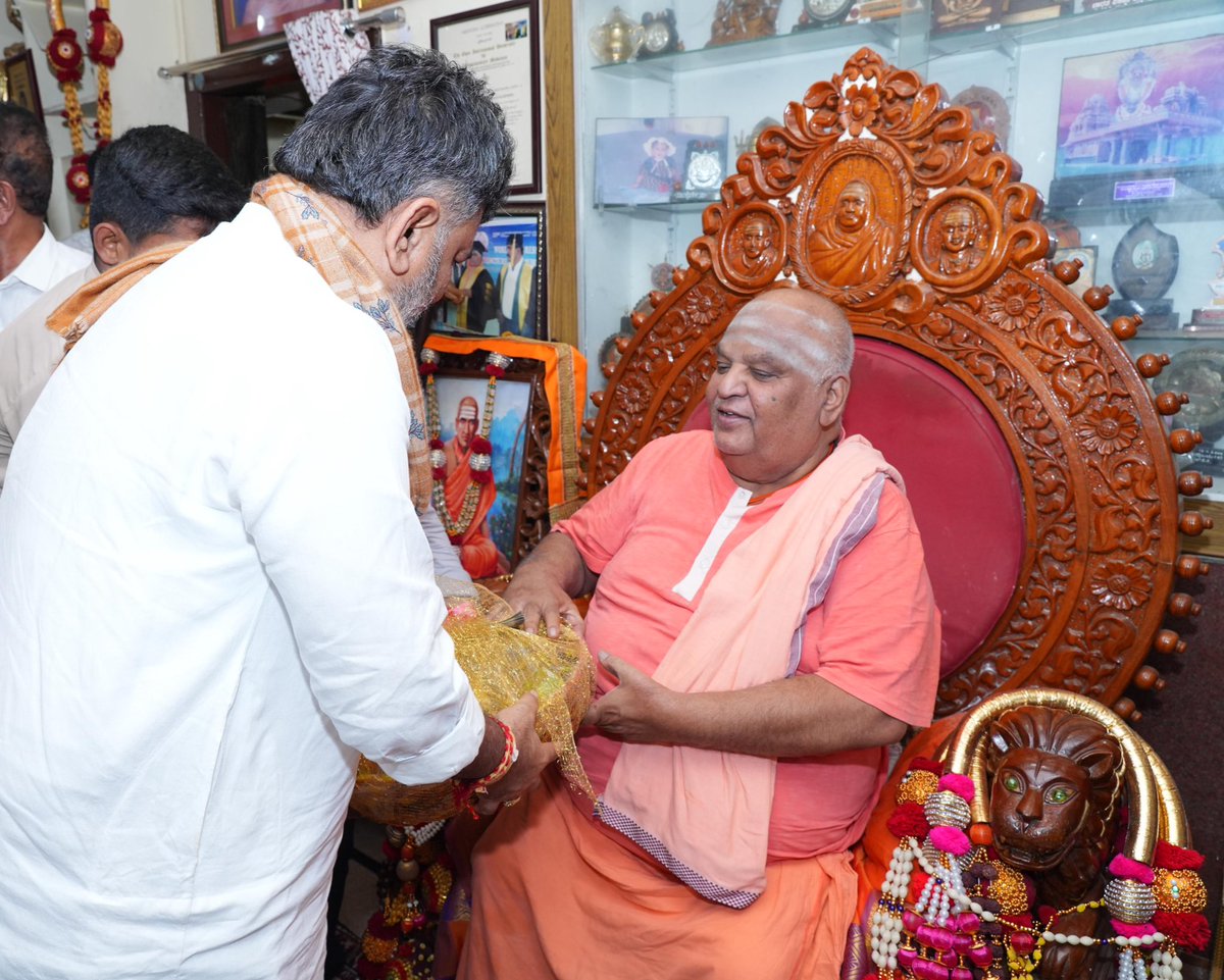 DKShivakumar's tweet image. ಶ್ರೀ ಗುರುಭ್ಯೋ ನಮಃ
ಅರಸೀಕೆರೆ ತಾಲ್ಲೂಕಿನ ಹಾರನಹಳ್ಳಿಯಲ್ಲಿರುವ ಸುಪ್ರಸಿದ್ಧ ಕೋಡಿಮಠಕ್ಕೆ ತೆರಳಿ, ದೇವರ ದರ್ಶನವನ್ನು ಪಡೆದು, ಡಾ. ಶ್ರೀ ಶಿವಾನಂದ ಶಿವಯೋಗಿ ರಾಜೇಂದ್ರ ಮಹಾಸ್ವಾಮೀಜಿ ಅವರನ್ನು ಭೇಟಿ ಮಾಡಿ, ಆಶೀರ್ವಾದ ಪಡೆದೆನು.