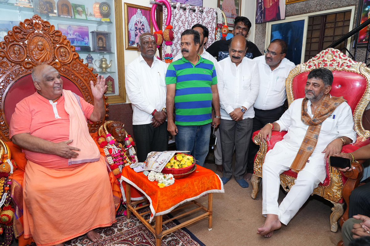 DKShivakumar's tweet image. ಶ್ರೀ ಗುರುಭ್ಯೋ ನಮಃ
ಅರಸೀಕೆರೆ ತಾಲ್ಲೂಕಿನ ಹಾರನಹಳ್ಳಿಯಲ್ಲಿರುವ ಸುಪ್ರಸಿದ್ಧ ಕೋಡಿಮಠಕ್ಕೆ ತೆರಳಿ, ದೇವರ ದರ್ಶನವನ್ನು ಪಡೆದು, ಡಾ. ಶ್ರೀ ಶಿವಾನಂದ ಶಿವಯೋಗಿ ರಾಜೇಂದ್ರ ಮಹಾಸ್ವಾಮೀಜಿ ಅವರನ್ನು ಭೇಟಿ ಮಾಡಿ, ಆಶೀರ್ವಾದ ಪಡೆದೆನು.