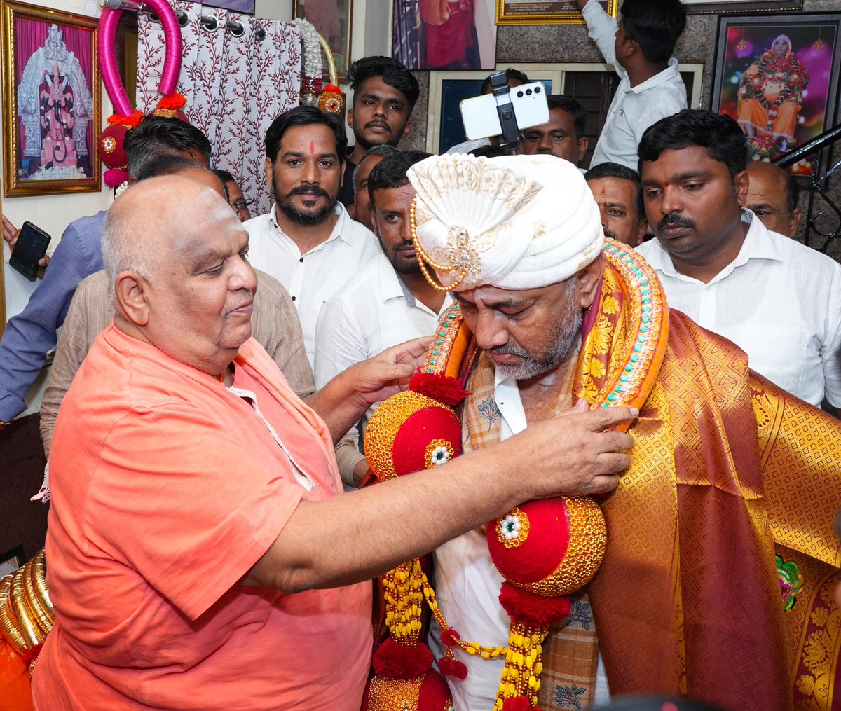 DKShivakumar's tweet image. ಶ್ರೀ ಗುರುಭ್ಯೋ ನಮಃ
ಅರಸೀಕೆರೆ ತಾಲ್ಲೂಕಿನ ಹಾರನಹಳ್ಳಿಯಲ್ಲಿರುವ ಸುಪ್ರಸಿದ್ಧ ಕೋಡಿಮಠಕ್ಕೆ ತೆರಳಿ, ದೇವರ ದರ್ಶನವನ್ನು ಪಡೆದು, ಡಾ. ಶ್ರೀ ಶಿವಾನಂದ ಶಿವಯೋಗಿ ರಾಜೇಂದ್ರ ಮಹಾಸ್ವಾಮೀಜಿ ಅವರನ್ನು ಭೇಟಿ ಮಾಡಿ, ಆಶೀರ್ವಾದ ಪಡೆದೆನು.