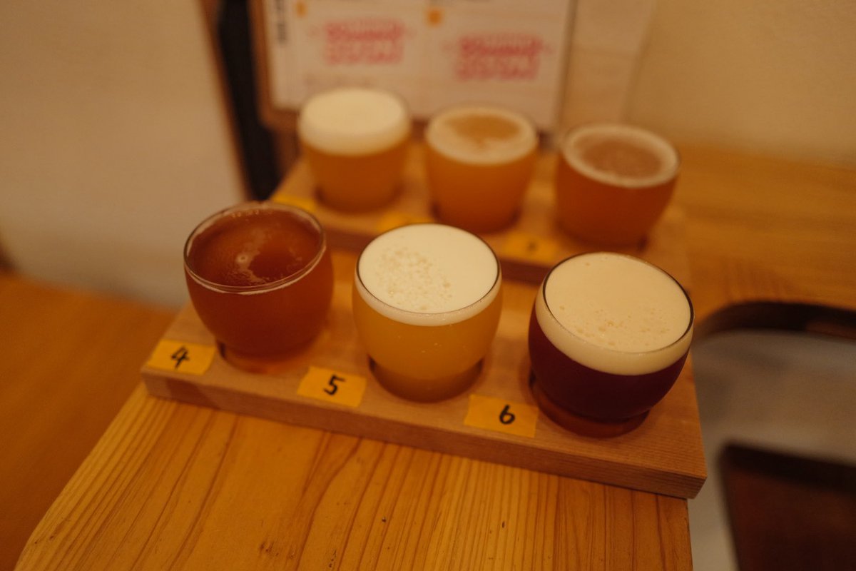 worachetdee's tweet image. เจอเคส extreme ของร้านอาหารญี่ปุ่นอีกละ เป็น micro beer brewery ที่มีมิตรสหายแนะนำมา ตรง taproom กับ brewery เปิดปกติห้าวันต่อสัปดาห์ แต่ตรงร้านอาหารเดือนนึงเปิดแค่วันเดียว ละคือโชคดีมาตรงวันพอดีเป๊ะ มีราเมงและกับแกล้มอย่างดี ประเด็นคือเจ้าของบอกว่าเมนูเปลี่ยนทุกเดือนนะ 😅