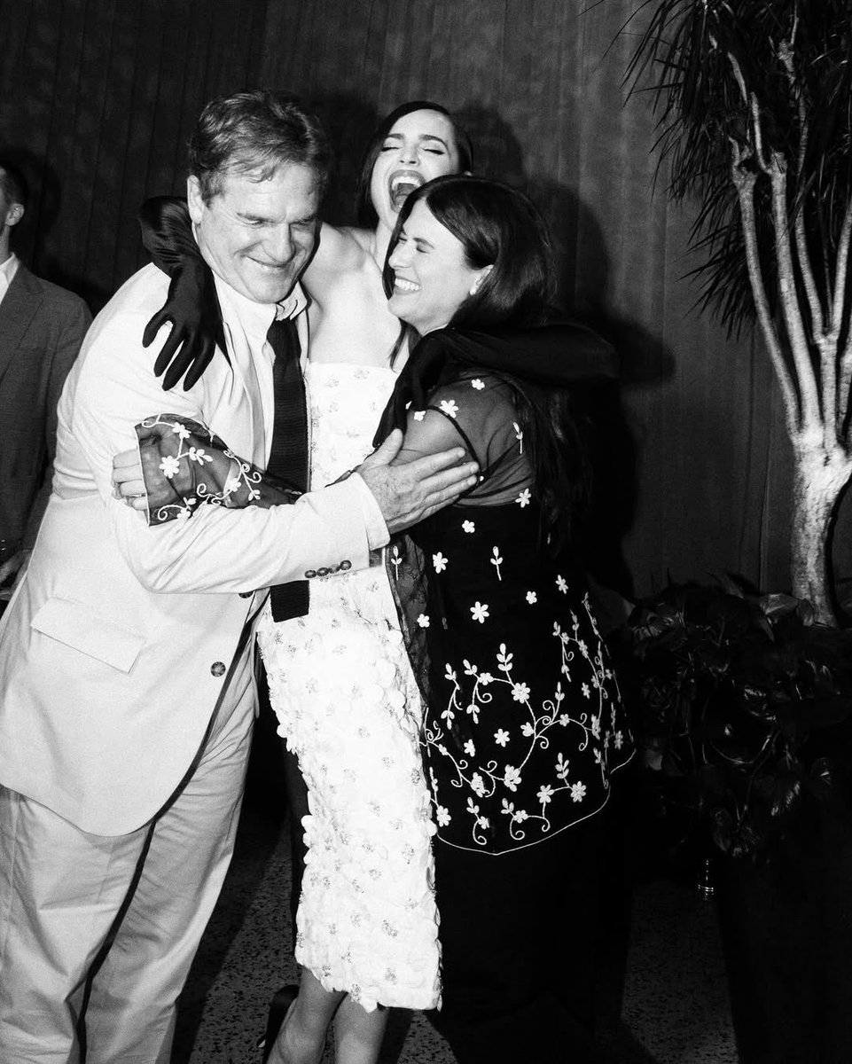 SofiaCarson's tweet image. To make movies with beautiful people is a gift I treasure with my whole heart. I loved every second of bringing this love story to life with you.
Thank you for building a world filled with laughter and love and joy. #MyOxfordYear @netflix