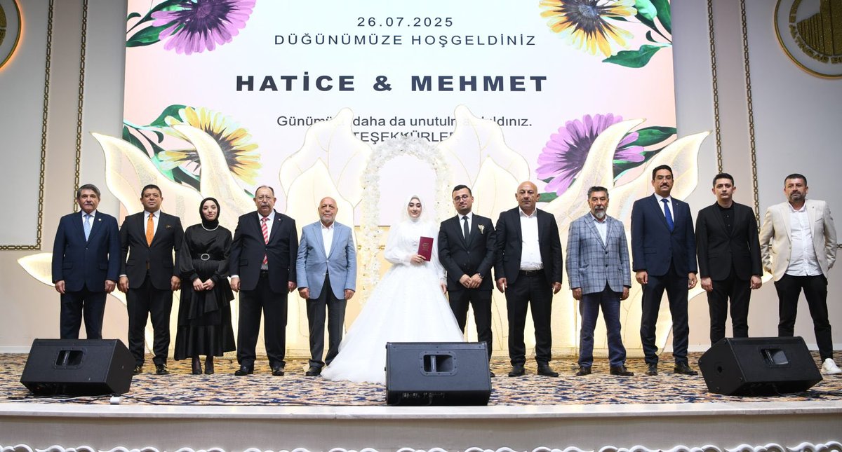 Genel Başkanımız Mahmut Arslan, Hizmet-İş Sendikamızın Genel Sekreter Yardımcısı Mehmet Yeşilyurt'un düğün merasimine katıldı.

Nikah şahidi olan Arslan, Aydın ve  Yeşilyurt ailelerini kutlayarak, çifte ömür boyu mutluluklar diledi.