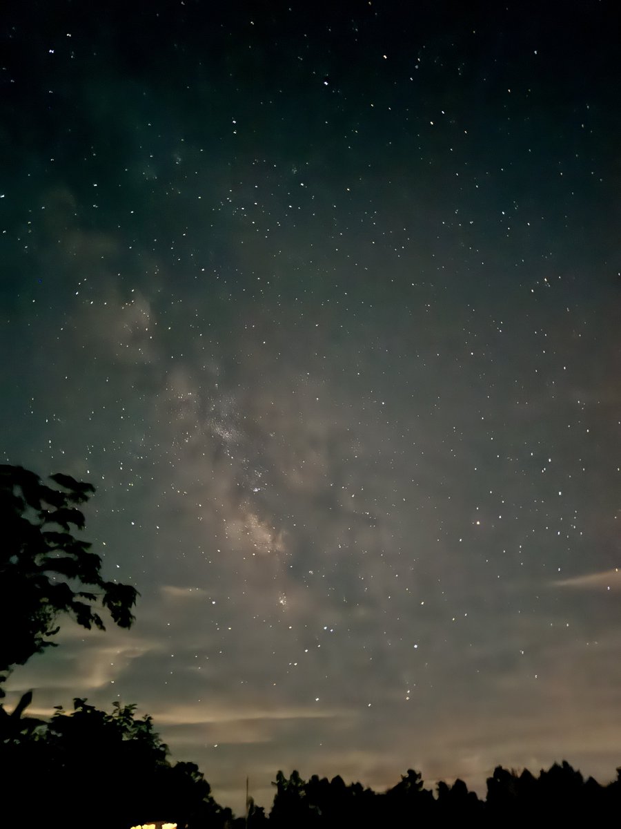 茅野市は全国の市の中で標高がダントツ1位🥇！
市役所の標高はなんと800m越えです。

ここ数年は流石に30℃越えの日も増えては来ましたがそれでもジメジメとは無縁の気候で、いつでも爽快な空気が味わえます。

高原野菜も蕎麦も美味い。温泉もあちこち選び放題！