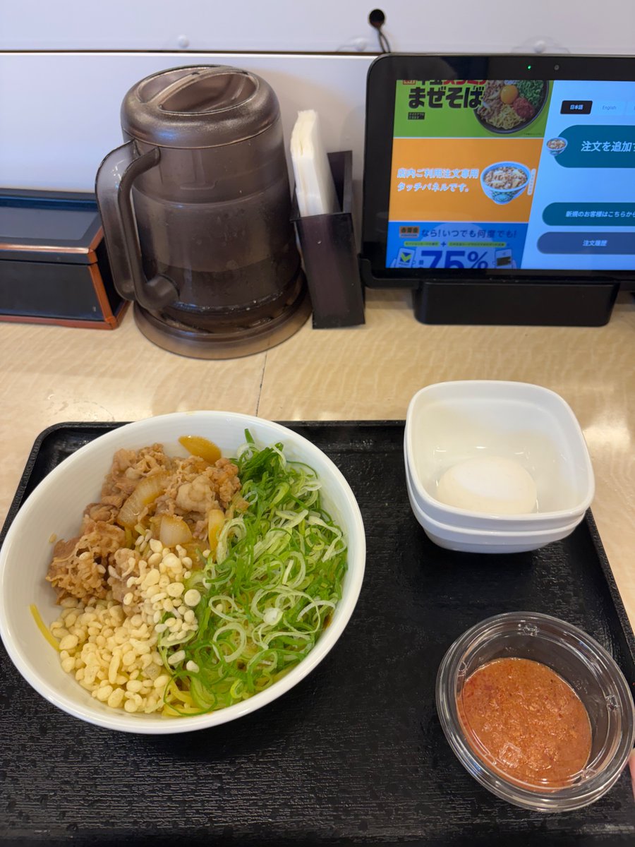 Duzz68Ln4j58f9U's tweet image. ランチは吉野家のまぜそばいっちゃいました。肉もあって安くて美味くて反則😋