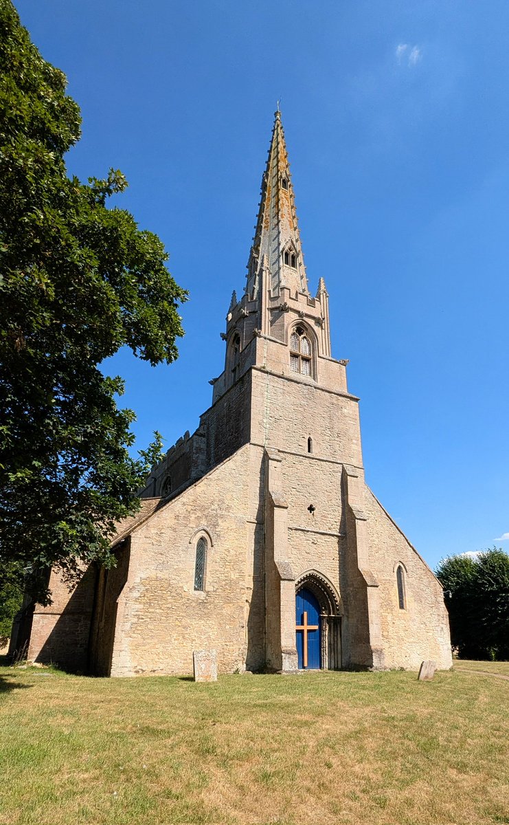 There's something incredibly rocket-like about the tower and spire at St Mary the Virgin and All Saints, Nassington.
The lower three stages are 11thC and the spire is dated 1640 🚀
#SteepleSaturday