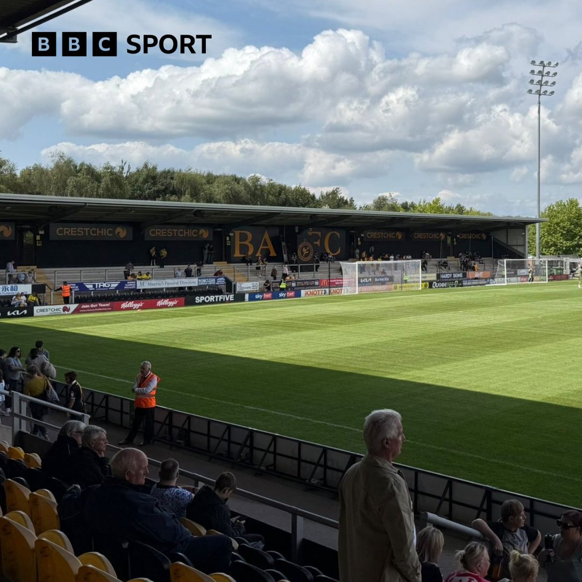 BBCDerbySport's tweet image. ⏱ 𝗞𝗜𝗖𝗞-𝗢𝗙𝗙 ⏱
The Bass Charity Vase is up for grabs as action gets under way at the Pirelli Stadium.
#BAFC 🍺 0-0 #DCFC 🐏