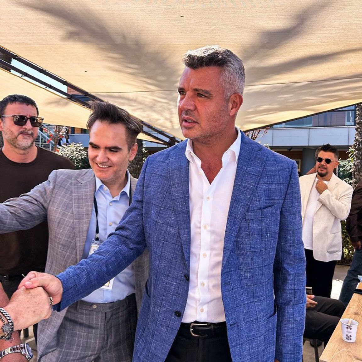 bbosports's tweet image. Hakan Bilal Kutlualp:
Sadettin beyi de tebrik ederim. Dün adaylıktan neden çekildiğini açıklamış. Ben söz verdim. Sözümü tuttum, adaylıktan çekildim. Sözünü tutmayan Fenerbahçe başkanı olmasını ister misiniz demiş. Teşekkür ederim. Tüm Fenerbahçeliler böyledir.