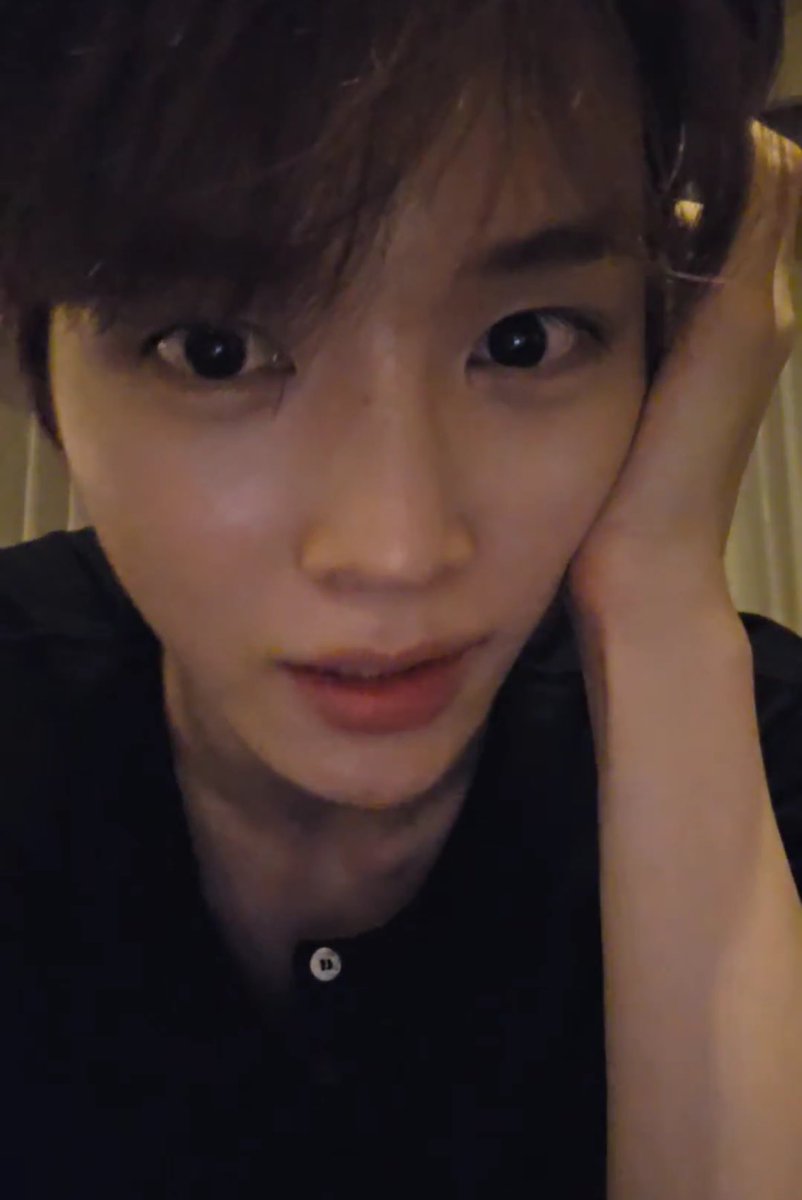 bymysc's tweet image. 어제 라방 보는데 너무 잘생겨서 부담스러울 정도라 가까이오지말라고함... 막 폰을 멀리 둿어..