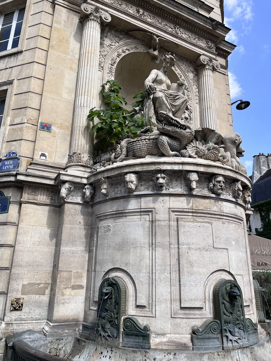Mweilc's tweet image. Signalé il y a quelques semaines @karen_taieb par un autre membre actif sur X Pas sûr que cette plantation fasse du bien à la sculpture et la fontaine @SPPEF
Mais ça doit compter dans les chiffes mirobolants et mensongers de @C_Najdovski donc ça attendra