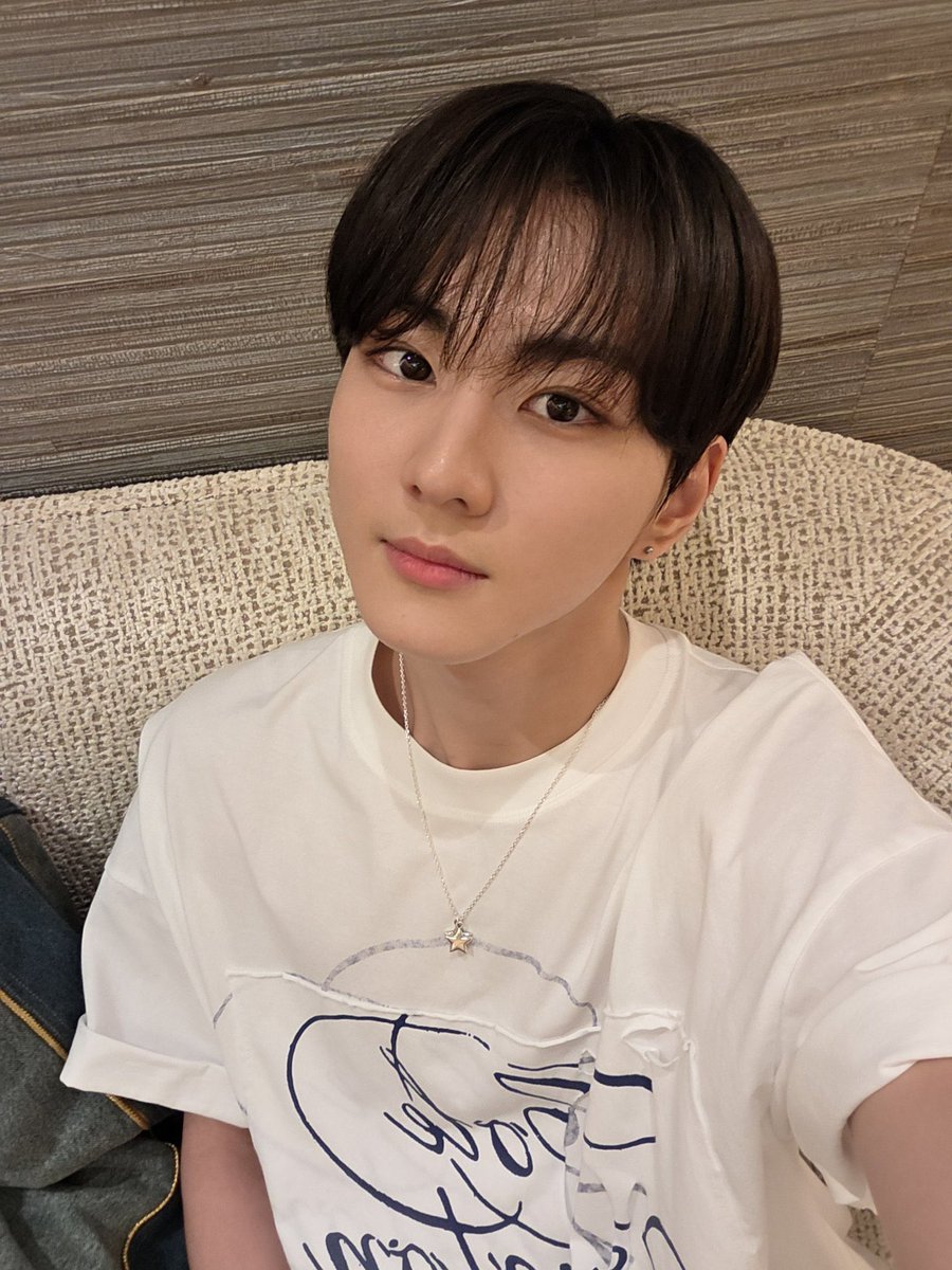 PIC0209's tweet photo. YANG JUNGWON OMG https://t.co/YwleQnj6Yj