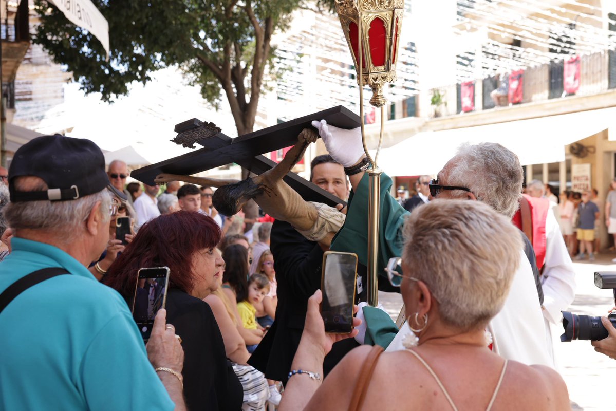 MargaProhens's tweet image. La devoció d’Alcúdia per la Triennal del Sant Crist ha omplert els carrers de silenci, emoció i fe. Una de les celebracions més arrelades i significatives de les Illes Balears, que forma part de la seva identitat com a poble i que continua congregant centenars de veïnats i…