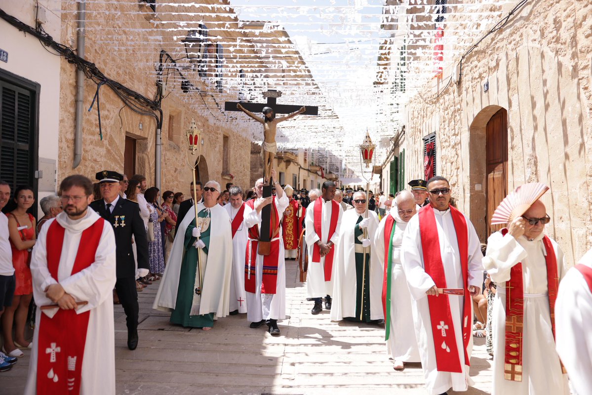 MargaProhens's tweet image. La devoció d’Alcúdia per la Triennal del Sant Crist ha omplert els carrers de silenci, emoció i fe. Una de les celebracions més arrelades i significatives de les Illes Balears, que forma part de la seva identitat com a poble i que continua congregant centenars de veïnats i…