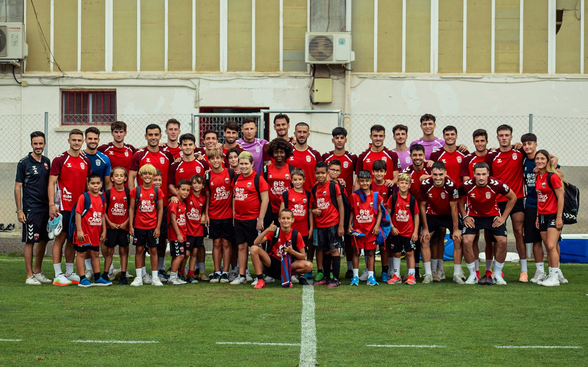 CD_Eldense's tweet image. 🏕️⚽️ El 𝐂𝐚𝐦𝐩𝐮𝐬 𝐝𝐞 𝐕𝐞𝐫𝐚𝐧𝐨 del #CDEldense de visita al primer equipo 🔵🔴
#AupaDeportivo #FuturoAzulgrana