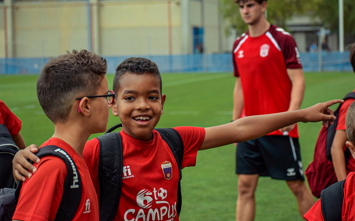 CD_Eldense's tweet image. 🏕️⚽️ El 𝐂𝐚𝐦𝐩𝐮𝐬 𝐝𝐞 𝐕𝐞𝐫𝐚𝐧𝐨 del #CDEldense de visita al primer equipo 🔵🔴
#AupaDeportivo #FuturoAzulgrana