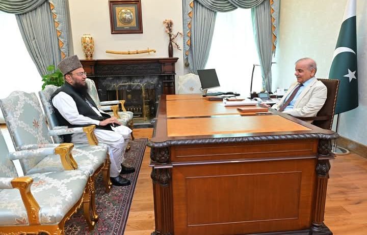 Amir e Markazi Jamiat e Ahle Hadees, Senator Hafiz Abdul Kareem calls on Prime Minister Muhammad Shehbaz Sharif.❤️🇵🇰
