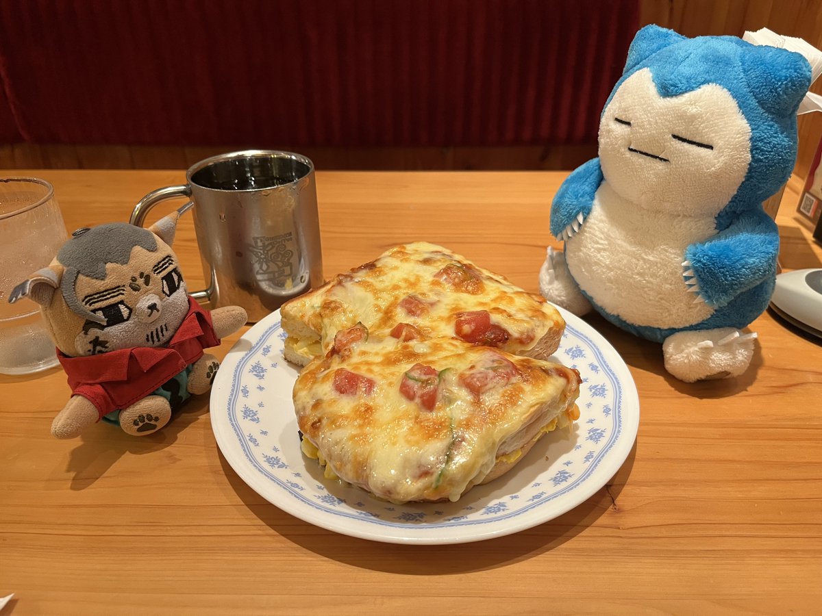 sgar1015's tweet image. チキンカツパンなかったから、数年ぶりに玉子のピザトースト食べた！
フォゼ尾さん、ピザにも起き上がったカビゴンのデカさにもビビっております！

フォゼ尾「こ、こんなに食べて…！あとお前、デカいから起きるな！怖いから！」

カビゴン「🥺」

フォゼ尾「…寝てれば怖くない。」

カビゴン「☺️」