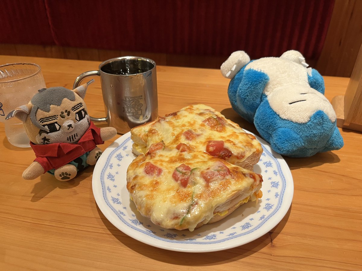 sgar1015's tweet image. チキンカツパンなかったから、数年ぶりに玉子のピザトースト食べた！
フォゼ尾さん、ピザにも起き上がったカビゴンのデカさにもビビっております！

フォゼ尾「こ、こんなに食べて…！あとお前、デカいから起きるな！怖いから！」

カビゴン「🥺」

フォゼ尾「…寝てれば怖くない。」

カビゴン「☺️」