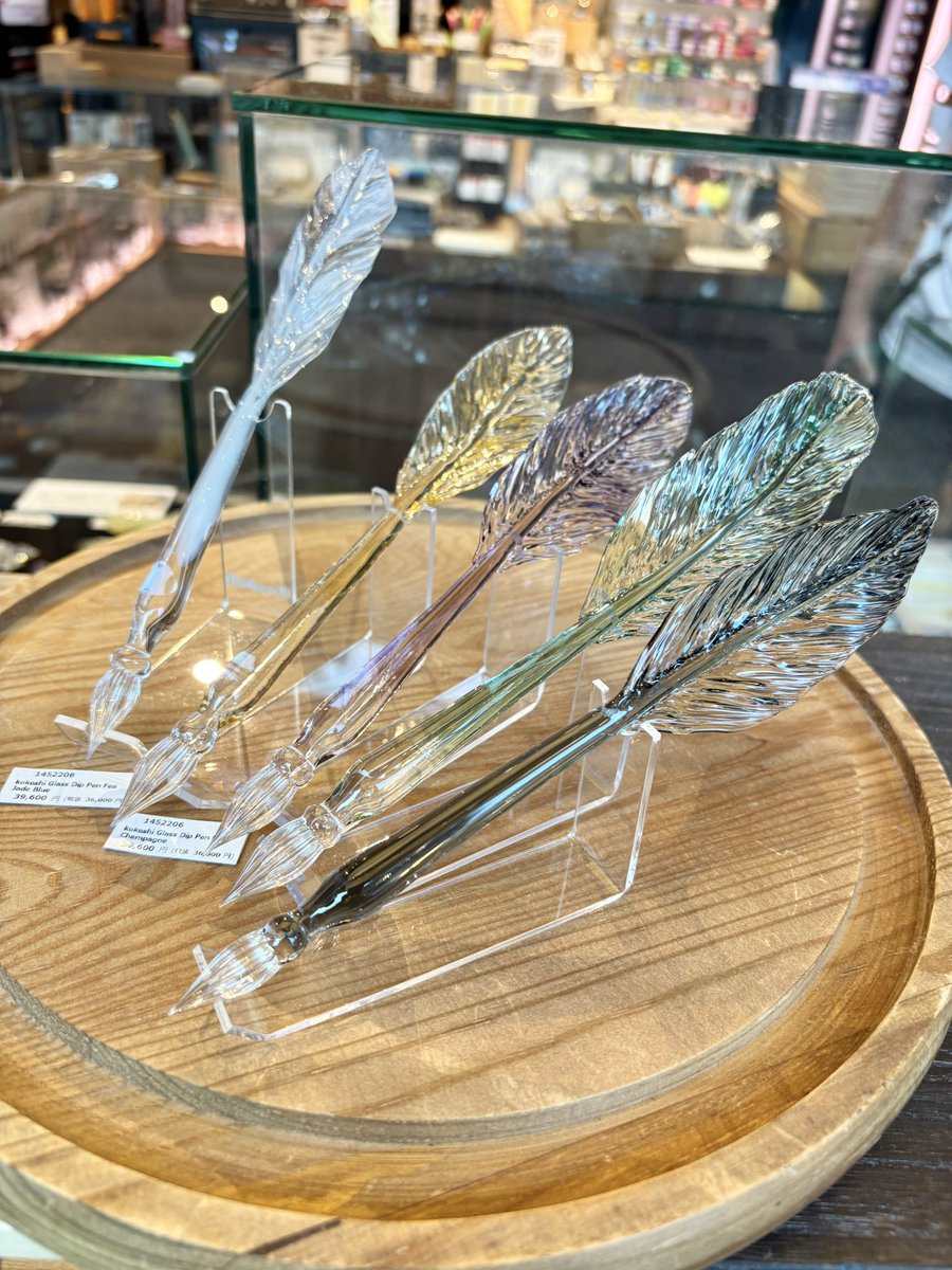 DT_stylo's tweet image. kokeshiのフェザーガラスペン、新色が入荷しています。
明日2025/07/27は、kokeshiのガラスペン無料調整会です。作家の藤田さんを店頭にお招きします。