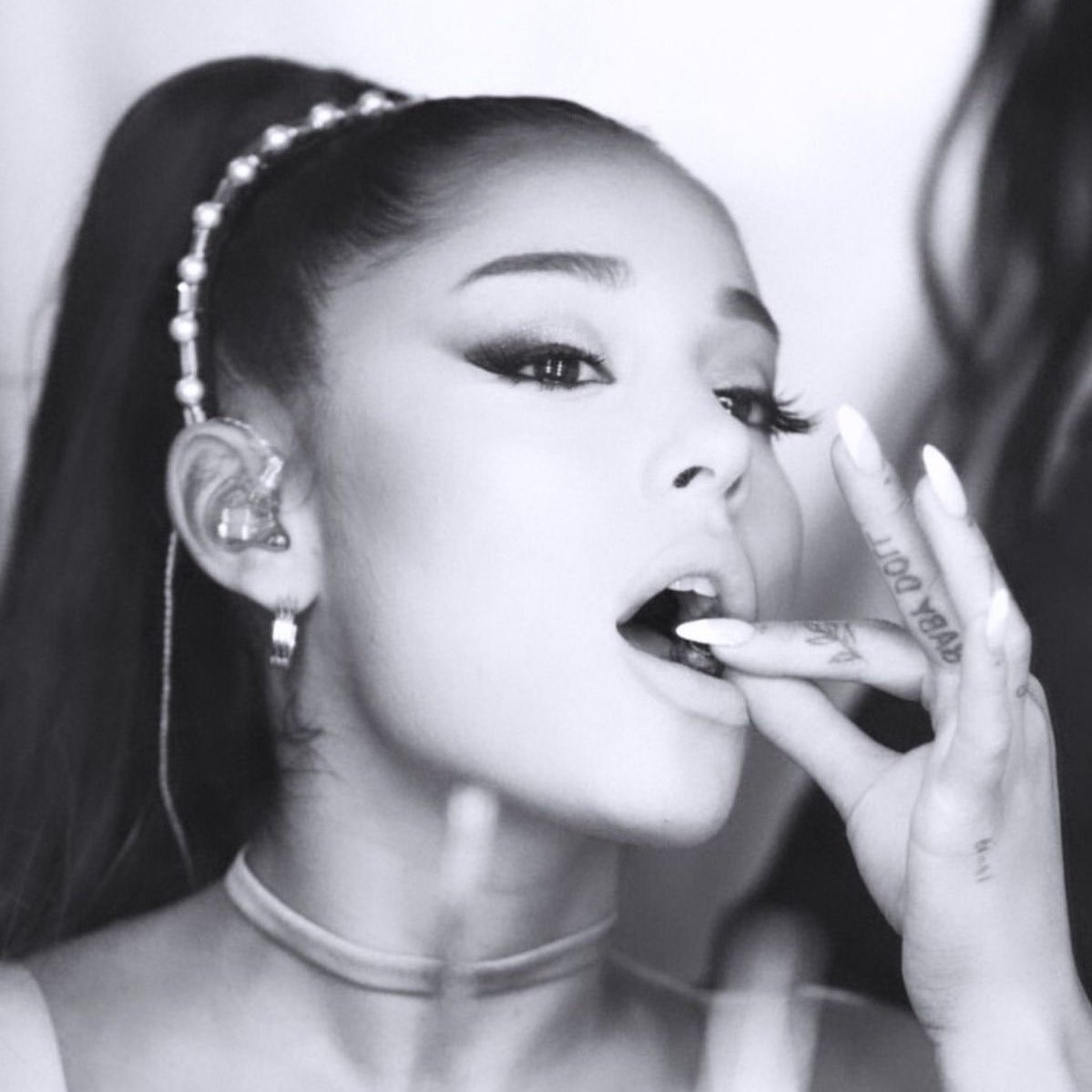 _positions__'s tweet image. can’t wait for ariana’s tour backstage photos 🥺🤍