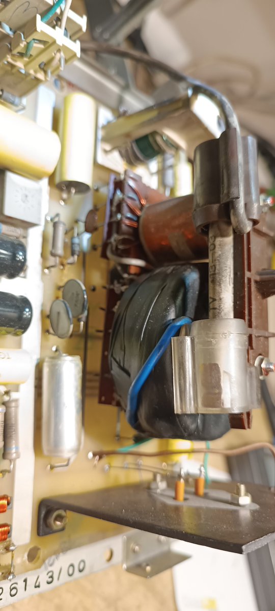 RetroNora7734's tweet image. Since the monitors from PR Poland are kinda sorted out let's go back to UHA78 and monitors from DDR.
This time result is very good. There is no sparking from new HV coil, the voltage measured at the cap is 8,8 kV.
The result is better then in MC80.
