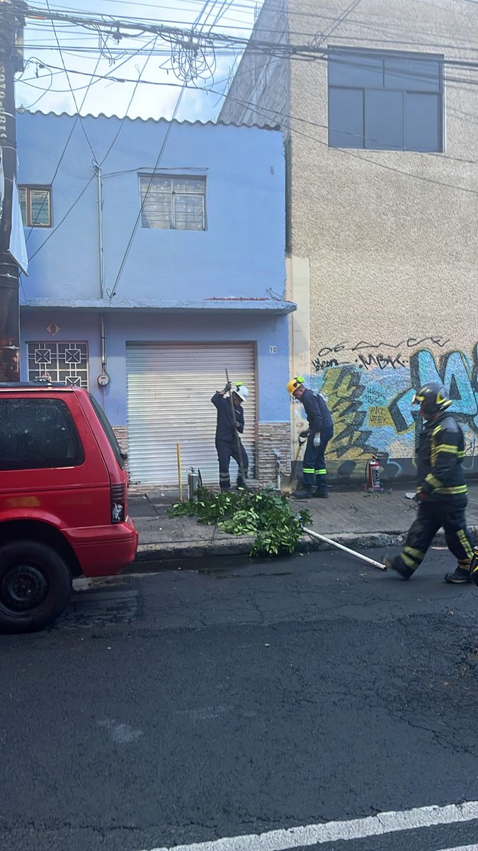 SGIRPC_CDMX's tweet image. En Norte 70 y Oriente 121, col. Gertrudis Sánchez, @TuAlcaldiaGAM, a causa de tubería rota se registró una fuga de gas natural; fue controlada por @Bomberos_CDMX. Y se solicitó apoyo a personal de Gas Naturgy para la reparación.
Como medida de prevención, se evacuó a…
