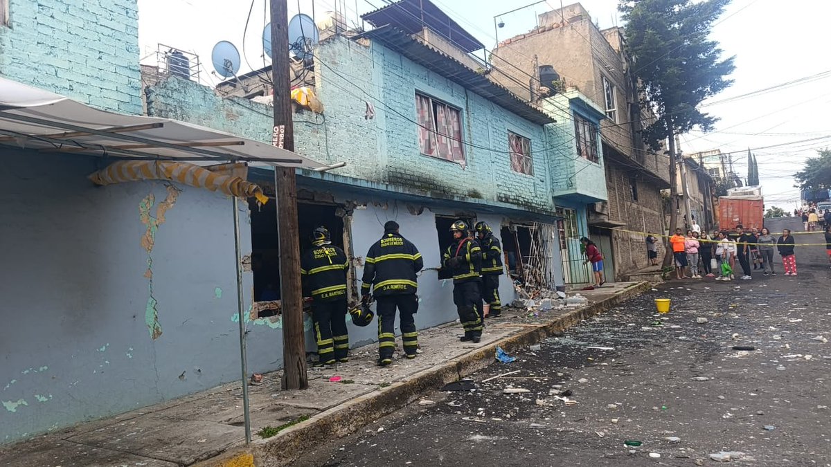 luismiguelbaraa's tweet image. Flamazo por acumulación de gas en un domicilio de la colonia Desarrollo Urbano Quetzalcóatl en Iztapalapa. Bomberos laborando.