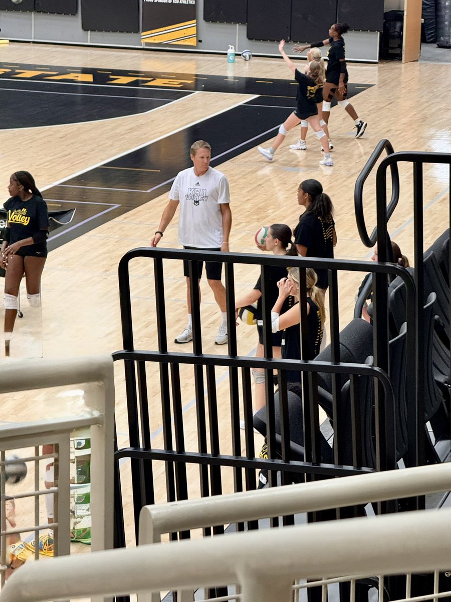 AvaRoberson_10's tweet image. I had a #HootyHoo of a time at the @ksuowlsvb elite camp! Thanks Coach Schunzel, Coach Britter, and Coach Beyer for the one on one instructions and high pace drills. Learned a lot. Go Owls! ππ¦ #ksuowls #alabamaperformance