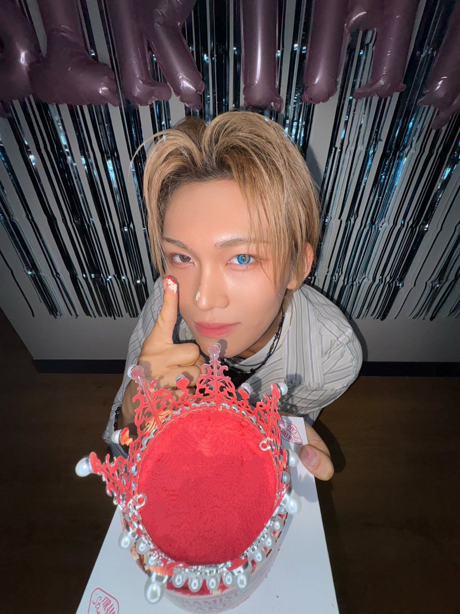 xlovglobal's tweet image. 250726 — photo 📷
Our birthday boy HYUN-i looks like a princess in newest birthday livestream photos. 💙
#happyHYUNday
#HAPPY_HYUN_DAY
#XLOV #엑스러브 #HYUN #현