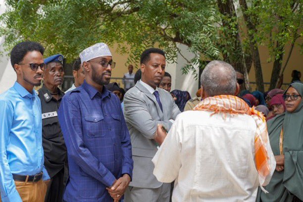 SONNALIVE's tweet image. The Deputy Minister of Foreign Affairs, Hon. @IsaakMursal, met with families of Somali youth detained in Mali to discuss ongoing gov’t efforts for their release. A delegation will soon travel to Bamako.
🇸🇴 Committed to citizen protection.