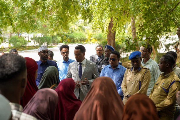 SONNALIVE's tweet image. The Deputy Minister of Foreign Affairs, Hon. @IsaakMursal, met with families of Somali youth detained in Mali to discuss ongoing gov’t efforts for their release. A delegation will soon travel to Bamako.
🇸🇴 Committed to citizen protection.