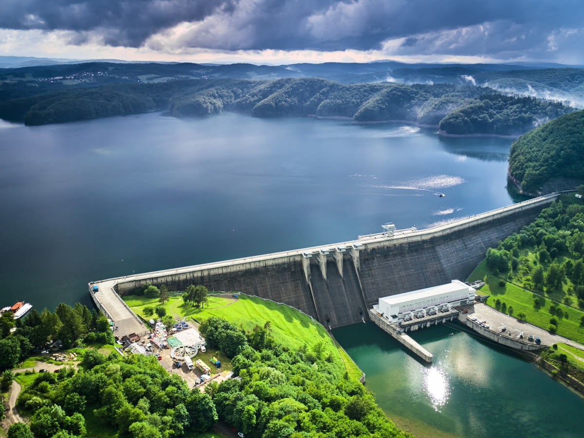 Zasada działania elektrowni wodnej ....

1. Rzeka płynie z prądem

2. W elektrowni prąd jest oddzielany

3. Prąd trafia do sieci elektrycznej

4. Dalej plynie już sama rzeka