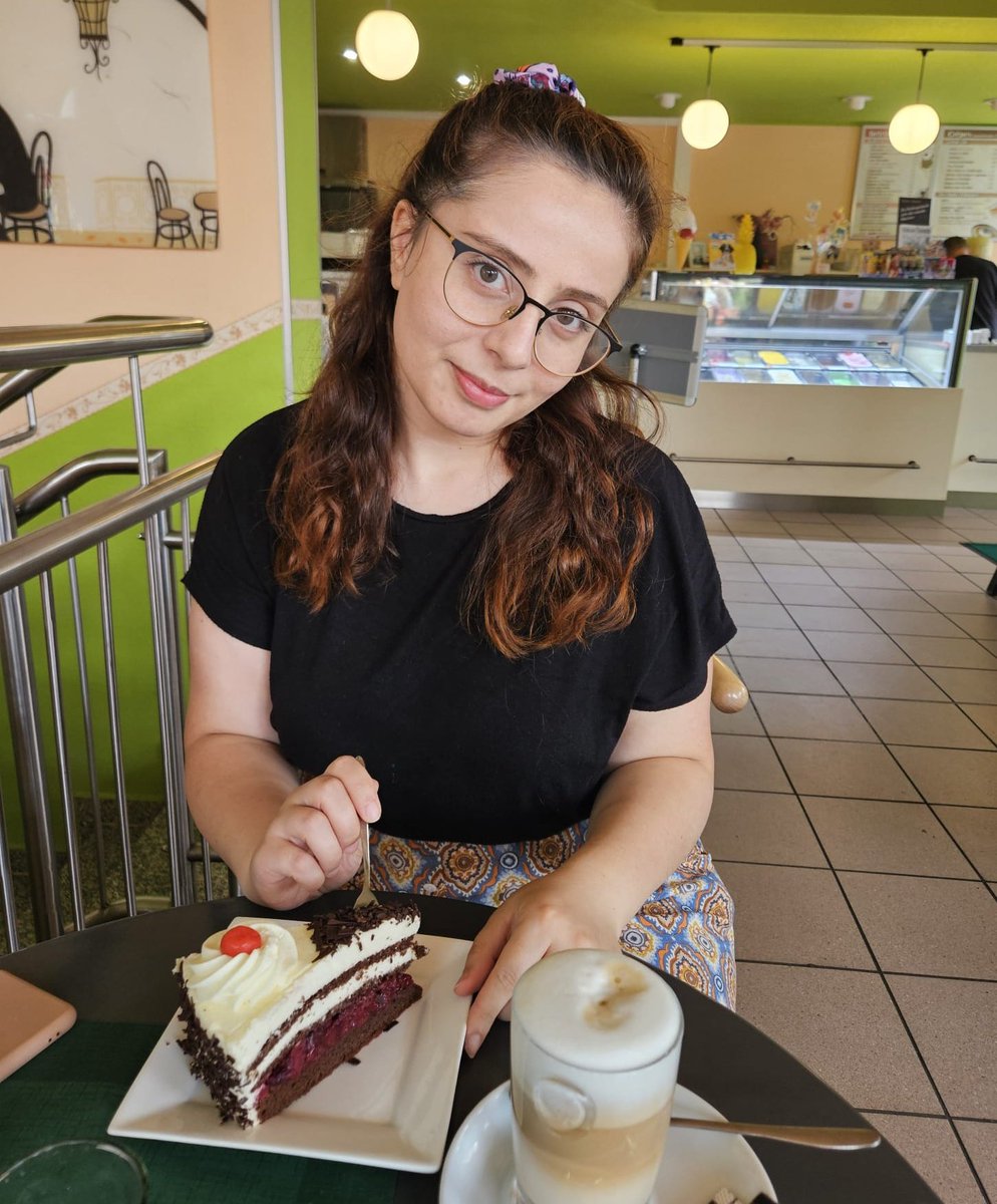 developerbebek's tweet image. I went out with my boyfriend, had Schwarzwälder Kirschtorte (black forest cake). pronouncing it took a year off my life, and waiting for tonight’s @boltdotnew hackathon results took another.