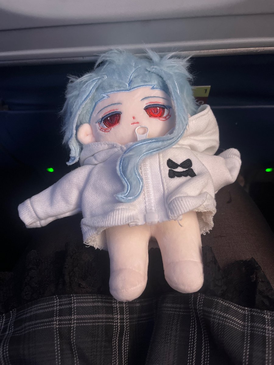 KyukekoVampneko's tweet image. jiraimaxxing on the plane… dottoremaxxing on the plane…..: wah…… should I start a new life as a Mormon