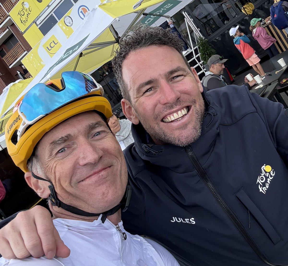 Mark Cavendish is much more than a legend - he is also such a very likeable and nice guy.

After dinner together, Mark caught a fever overnight and couldn't ride the D+ 3000m ProAm stage yesterday.

But he still showed up at La Plagne long before the pros arrived to greet us. 💛