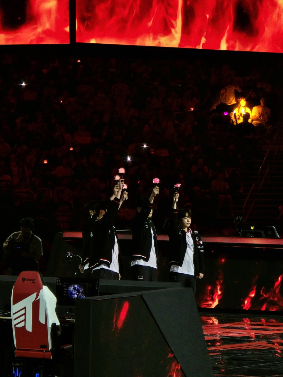 starlitskyxx's tweet image. #T1WIN ❤️