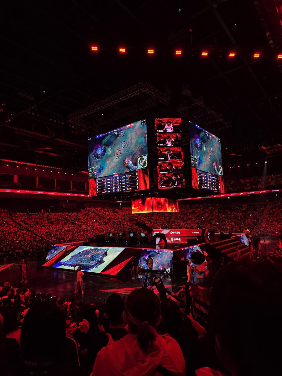 starlitskyxx's tweet image. #T1WIN ❤️