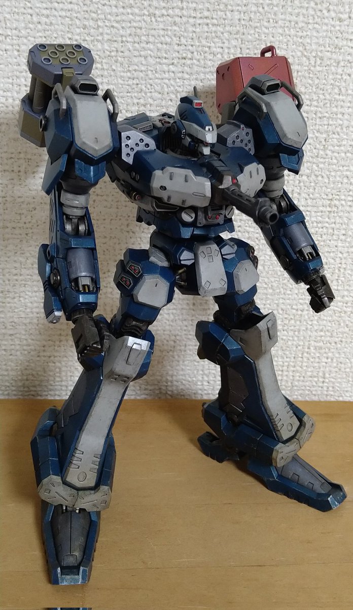 ikimonoski's tweet image. 凄く鈍足だけどちゃんとACの立体物も進めてる。
クレストの60発入り小形ミサイルはAC3仕様なので赤。
ちなみに最初に塗った色が赤すぎたので、オレンジ強めの色を上塗りして結果的にグラデーションになっている。
ぶっちゃけ灰色系とかモスグリーンの方がカッコいいとは思う。