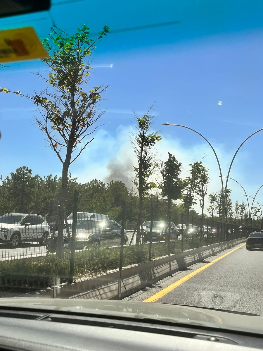 Orman yangını bu aylarda Türkiye'nin her yerinde, her bölgemiz riskli olabilir, dikkatli olalım... 
Ankara'nın ortasında Eğmir Gölü çevresinde az önce dumanlar yükseldi... 
Yeşil Vatanımızı koruyalım🌲🌲🌲