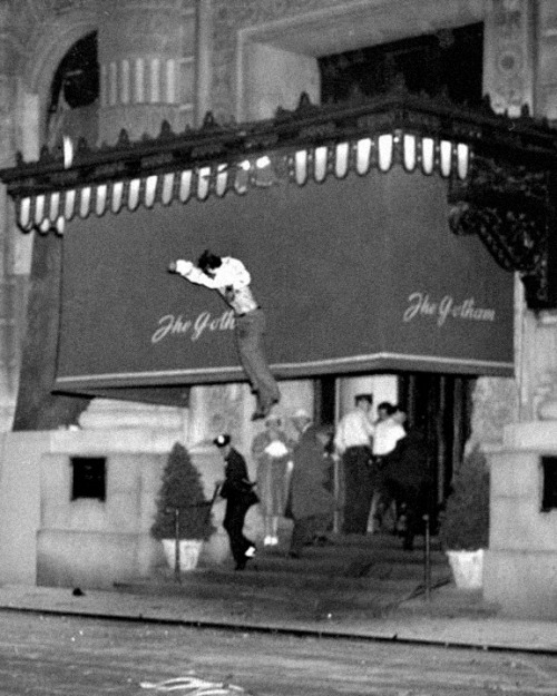 soulrideblog's tweet image. #OTD 1938
JW Warde was chatting with his sister & others when he went out & stood on the ledge 17 floors up at the Gotham Hotel
10k people gathered to watch wondering if he'd jump
At 10:38pm, he did
Photographers were on hand
The story was told in 14 Hours (1951)
#noiralley