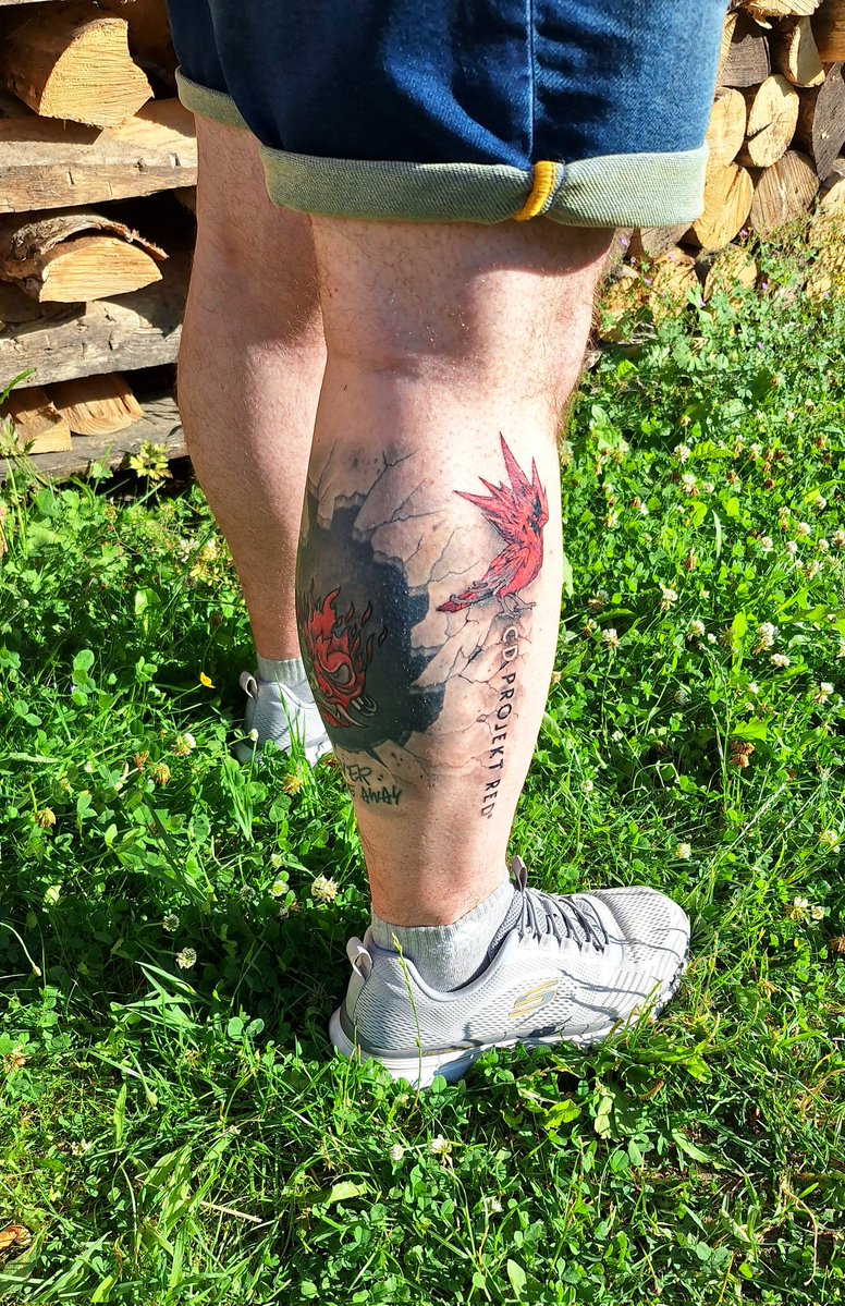 TRettsch's tweet image. Das Gefühl, mit meinem neuen @CDPROJEKTRED Tattoo alles richtig gemacht zu haben, weil aus einem vorbei fahrenden Auto gebrüllt wird &quot;Hey, echt geiles Tattoo&quot;! 

Es war wirklich jeden Eddie wert😍

Concept Art vs. Final Product