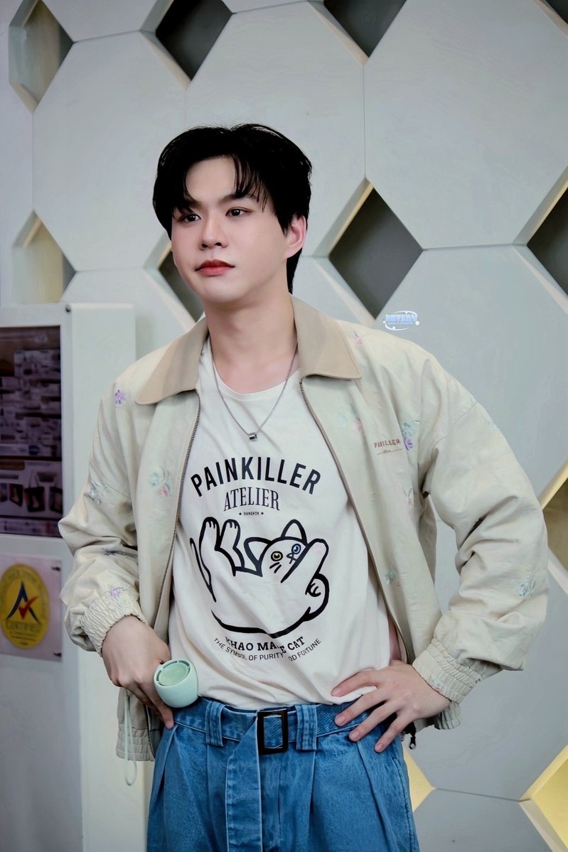 BBVERs_WORLD's tweet image. 😲😳😎😉

  หนุ่มหล่อแห่งปีคนนี้ หล่อขึ้นทุกครั้งที่เจอ หล่อออร่าพุ่ง เปล่งประกายเกินจะต้านไหว เจิดจรัสทั่วราชอาณาจักร ✨️✨️

READING ART X WABISABI
#งานมหกรรมนิยายนานาชาติ2025

#bbverpj @bbverpj