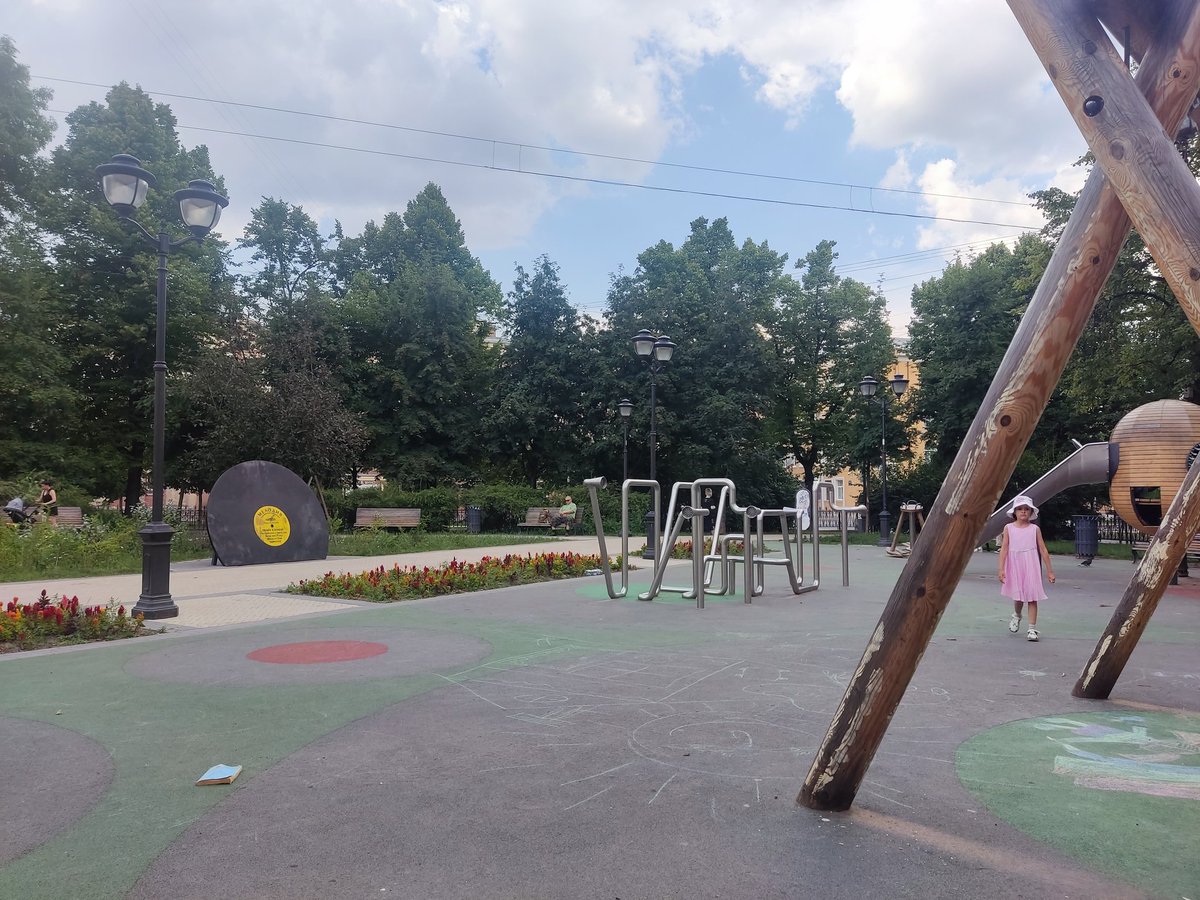 Zusatzzeichen's tweet image. Сквер Лидии Клемент. В кадре можно увидеть книгу — это Уголовный кодекс РФ