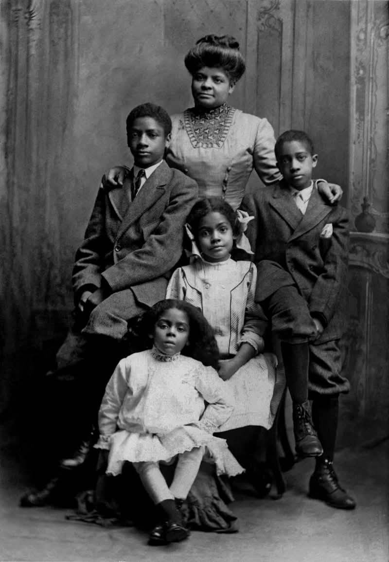 BlkHistStudies's tweet image. Ida B. Wells in Chicago in 1909 with her children: Charles, Herman, Ida and Alfreda. She was an American investigative journalist, educator, suffragist, and an early leader in the civil rights movement. ❤️💚🖤