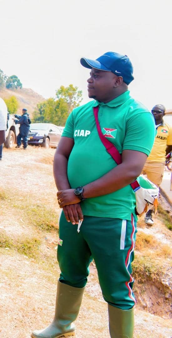 MiburoRenovat's tweet image. Heureux d’avoir pris part aux travaux organisés par le Parti @CnddFddBuhumuza, pour la protection de la forêt d’eucalyptus sur la colline Mugenda, de Cankuzo. 🌱🇧🇮  
#Planter un arbre, c’est semer l’avenir et récolter le CO₂.
@CnddFdd_Russia @CnddFdd