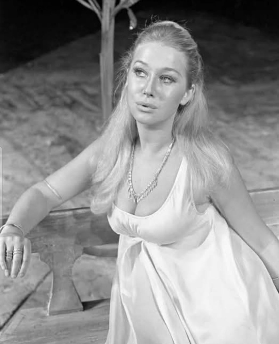 pbujalance's tweet image. Hoy es el cumpleaños de la gran Helen Mirren, actriz de poderosísima raigambre shakespeareana. En la imagen, en la producción de «Troilo y Crésida» que estrenó la Royal Shakespeare Company en 1968.