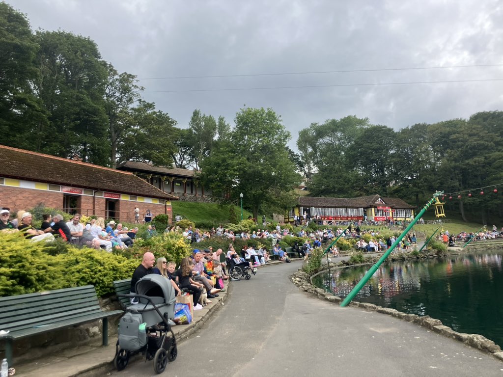 Tess_invests's tweet image. Crowds are building for this “unique miniature sea battle”