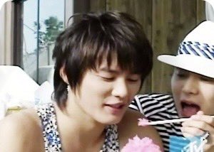 onlyyusu's tweet image. 쭈쭈바 먹다가 떠오름
박이 쭈쭈바 꽝꽝이라 좀 녹으면 먹어 했지만
성격 급한 김.. 바로 입으로 직행 후 아 차가!! 앙니 부여잡음
박은 야 내가 좀 이따 먹으랬잖아 타박하면서도
솥뚜껑만한 손 빨개질 때까지 쭈쭈바 꾹꾹 녹여
김 입에 물려주고 김은 또 익숙하게 받아먹는..??
그런
유수