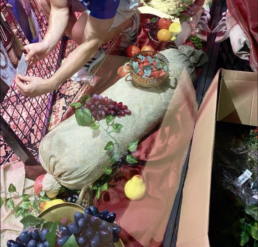 📣🔴📸📽️| Ultimando detalles para el evento de esta noche. A las 22:00 horas, se aúnan cultura, fe y arte a las puertas de la Oficina de Turismo para celebrar una nueva Entrega de Premios de los Concursos de la edición L del año 2025.