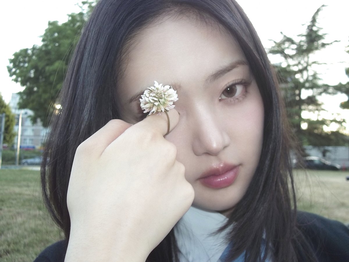 KiiiKiii Digital Single [DANCING ALONE]
finally out of the vault… 💿
 
🔗 kiiikiii.kr
🎧 2025.08.06 WED 6PM (KST)
 
Let’s dig through the garage sale together, 
just like old times 🛒🐬💞

#KiiiKiii #키키
#LEESOL #이솔
#DANCING_ALONE
#KiiiKiii_DANCINGALONE